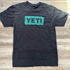 YETI Logo Graphic T-Shirt Charcoal Gray Size M Short Sleeve